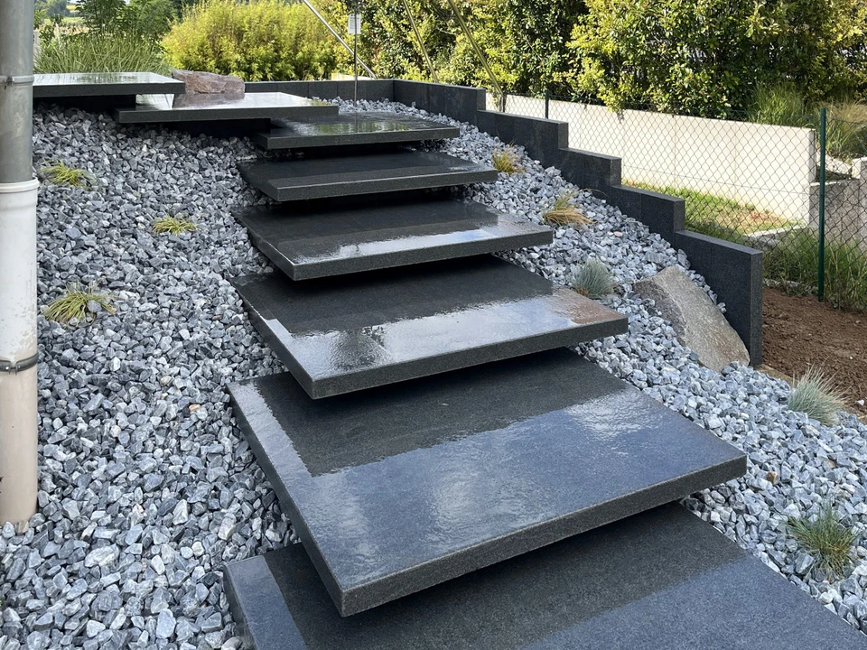 Pavage extérieur en pierre naturelle disposé en motif circulaire concentrique