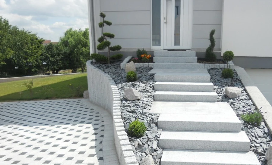 Escalier extérieur en pierre naturelle avec marches courbes concentriques formant un amphithéâtre ou gradins