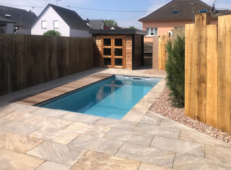 Piscine extérieure illuminée en soirée avec éclairage LED bleu turquoise