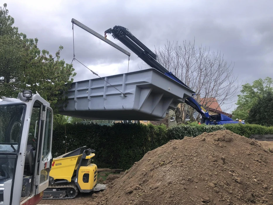 Piscine intérieure avec éclairage LED subaquatique circulaire multicolore installé au fond du bassin