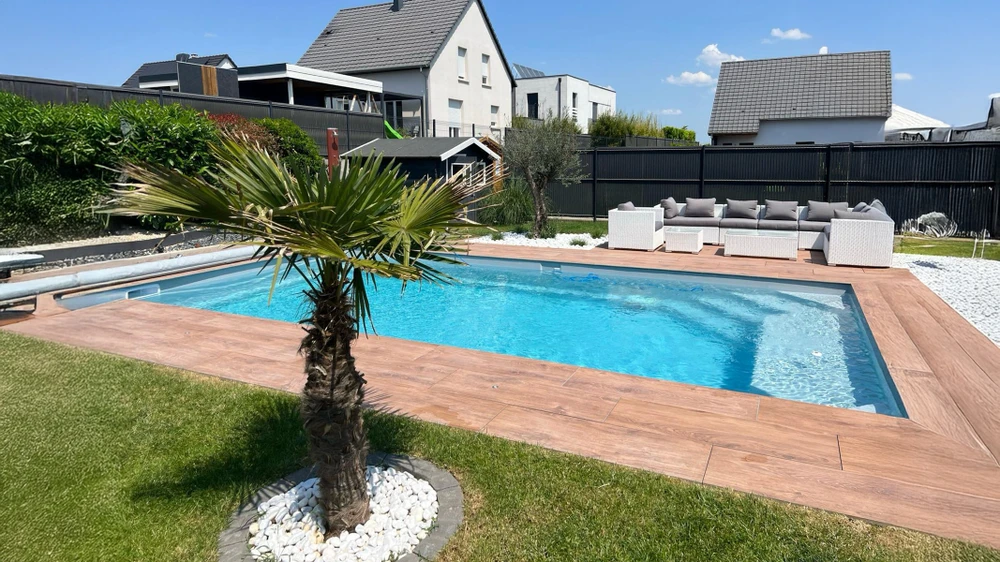 Piscine extérieure avec abri télescopique transparent en polycarbonate et structure aluminium