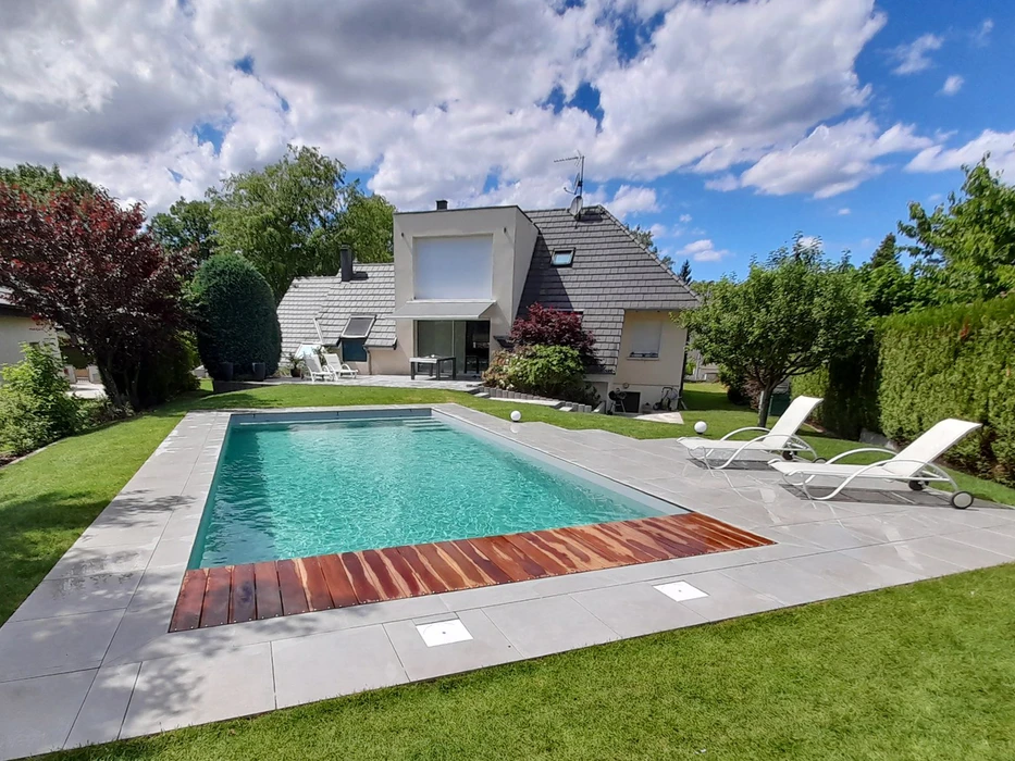 La piscine en forme de "L" dans une résidence moderne